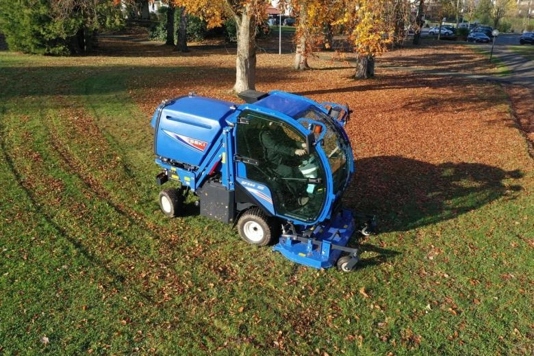 Ein Iseki SF 544 fährt über eine Wiese